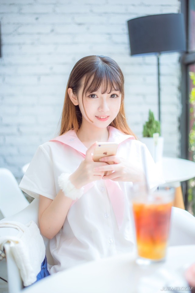 “跪下！”两名斥候将俘虏压倒在魏延面前。